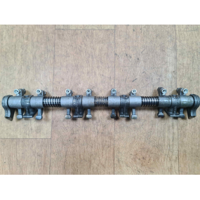 Ось с коромыслами и стойками в сборе (под винт с круглогй головкой)