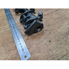 Ось с коромыслами и стойками в сборе (под винт с круглогй головкой)