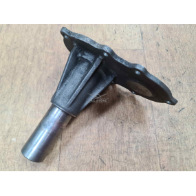 Крышка подшипника первичного вала (ДИЗЕЛЬ - IVECO) 5-ти ступенчатой КПП DYMOS УЦЕНКА