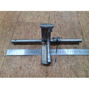 Шток В СБОРЕ 1 и 2 передачи (4,9 см МЕЖДУ ЦЕНТРАМИ ОТВЕРСТИЙ/ВИЛКА - 2 ОТВ) КПП DYMOS УЦЕНКА