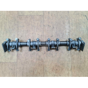 Ось с коромыслами и стойками в сборе (под винт с круглогй головкой)