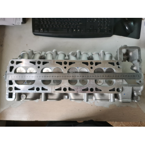 Головка блока ЗМЗ-409051-00 (3-ёх опорная с клапанами, прокладкой и крепежом