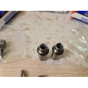 Втулки направляющие для 16-клапанного двигателя (8 впускного клапана + 8 выпускного клапана) SM